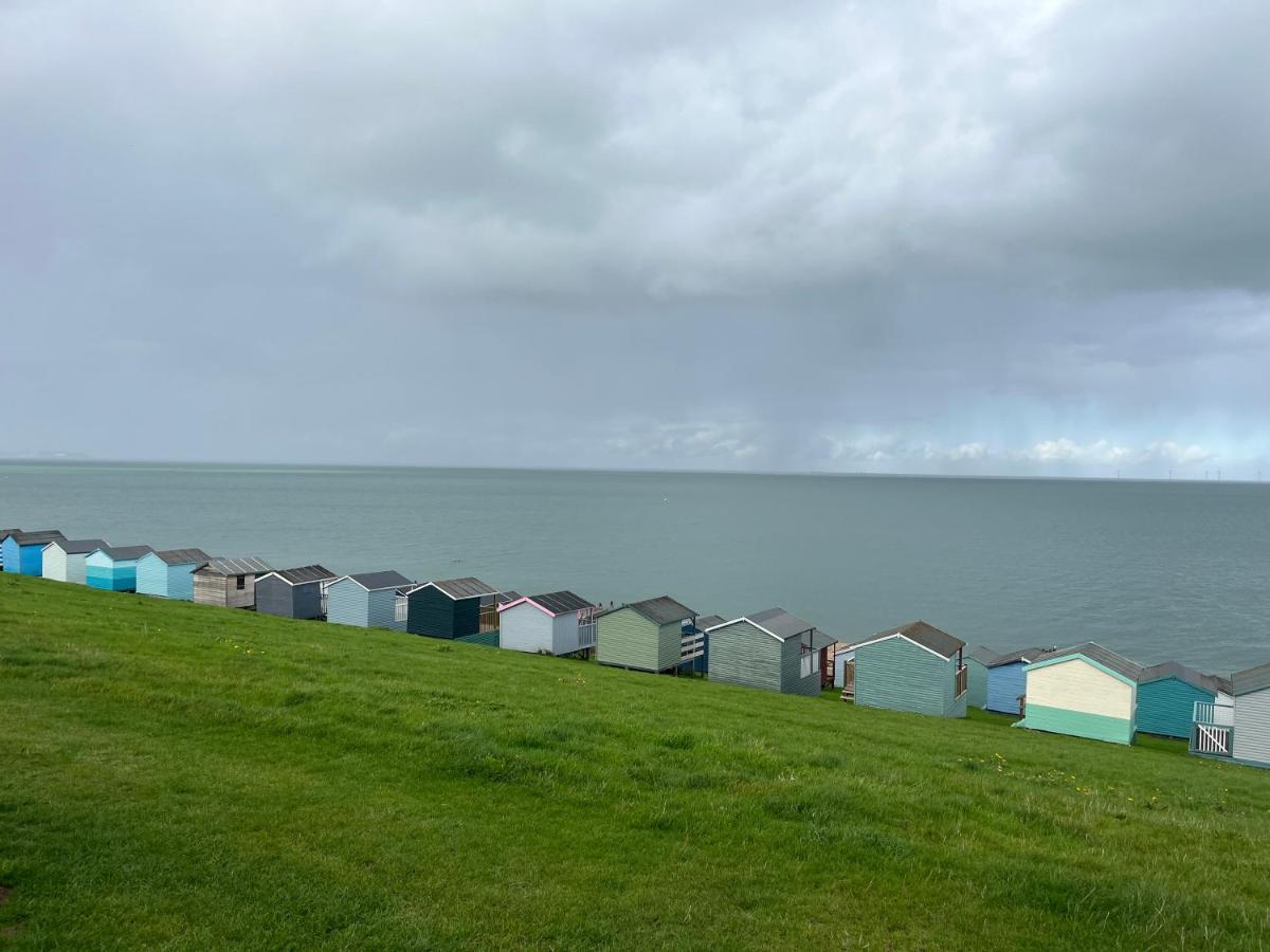 Sky By The Sea Hotel Уитстейбъл Екстериор снимка