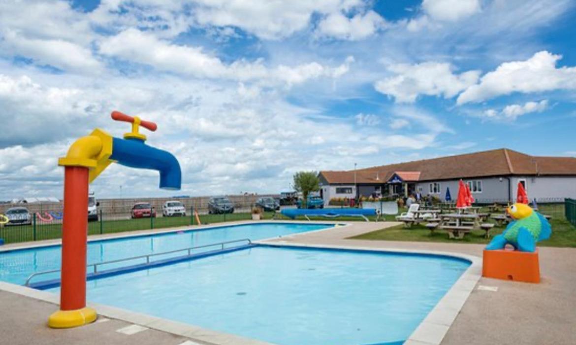 Sky By The Sea Hotel Уитстейбъл Екстериор снимка